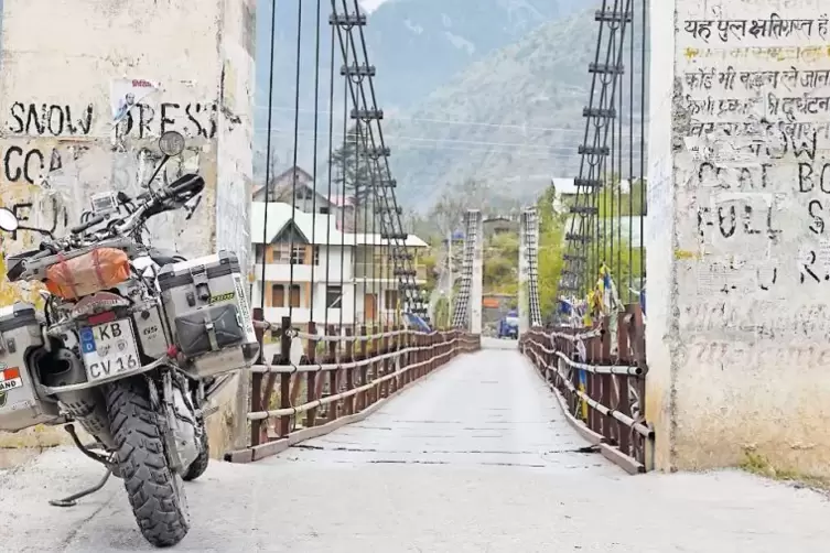 Und sein abgestelltes Motorrad in einer Filmszene.