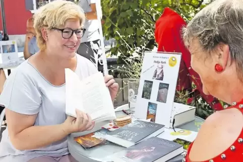 Silke Rummel (links) schreibt unter dem Pseudonym Nadja Roth. In Schifferstadt konnten Interessierte mit ihr über ihre Bücher pl