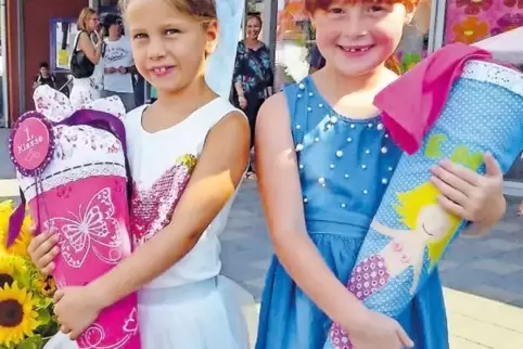 Stolze Abc-Schützinnen: Lucia Sofia und Emma gehen seit gestern in die Dekan-Ernst-Schule in Grünstadt.