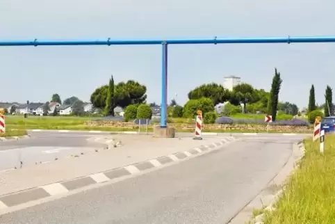 Über diese Rohrbrücke sollte Grundwasser in den Floßbach geleitet werden. Das untersagte die SGD, die Rohrbrücke wurde wieder ab