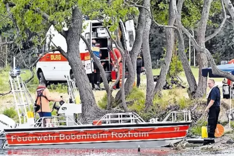 Mit Booten, Hunden und Tauchern wurde im Silbersee nach einem Mann gesucht.