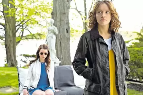 Faszinierende schauspielerische Leistungen: Anya Taylor-Joy (Lily) und Olivia Cooke (Amanda, vorn) wollen Lilys Stiefvater umbri