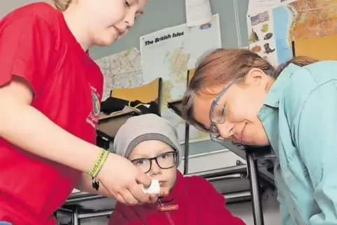 Beim Kreisentscheid des Jugendrotkreuzes in Edenkoben behandeln Carmen und Joel aus Herxheim-Rohrbach eine Schnittverletzung.