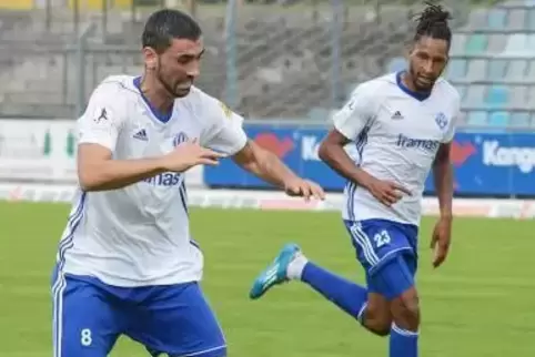 Schoss ein Traumtor zum 2:0: Ricky Pinheiro (links). Rechts der starke FKP-Sechser Salif Cissé. Foto: Seebald