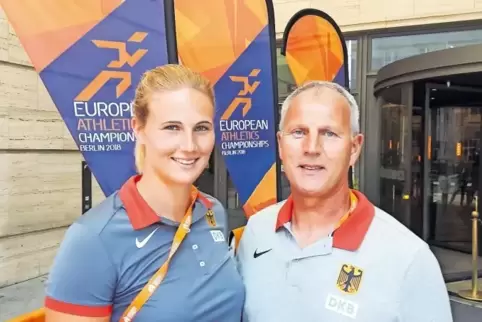 Eingespieltes Team: Christin Hussong mit ihrem Vater und Trainer, Udo Hussong, in Berlin.