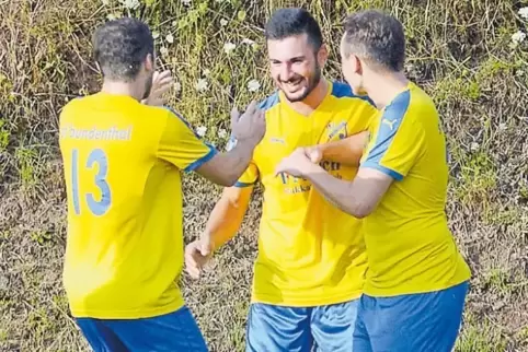 Einer von drei rumänischen Last-Minute-Zugängen der Sportfreunde Bundenthal: Andrei Catalin Roman (Bildmitte), den hier Daniel B