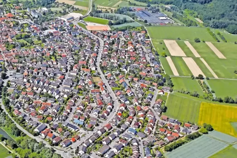 Am nördlichen Ortsrand von Hagenbach (rechts) soll ein Baugebiet ausgewiesen werden.