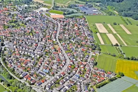 Am nördlichen Ortsrand von Hagenbach (rechts) soll ein Baugebiet ausgewiesen werden.