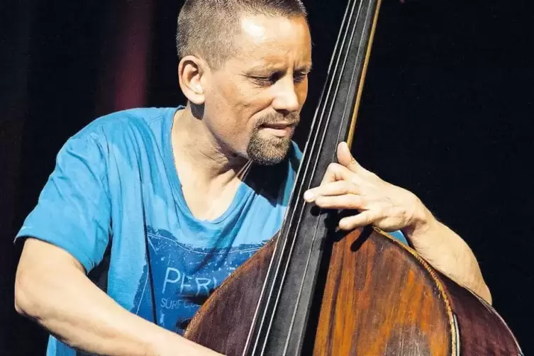 Der Bassist Joscha Oetz tritt mit Perfektomat Nuevo auf.