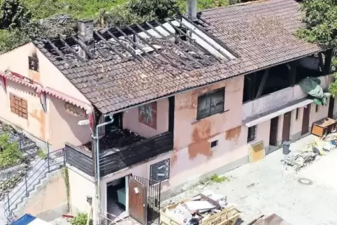 Der Dachstuhl des Böhämmerhauses ist abgebrannt, das Obergeschoss stark beschädigt, außerdem gibt es Wasserschäden im Schankraum