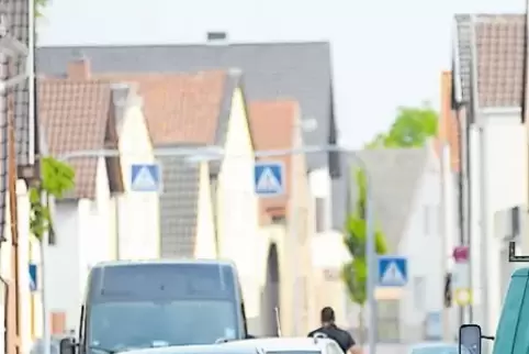 Die Hauptstraße in Dannstadt ist viel befahren. Eine Entlastung durch eine zweite Verkehrsachse bringt hohe Kosten mit sich.