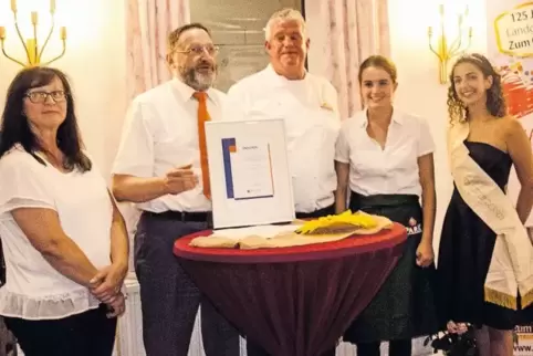 Der Vizepräsident der Dehoga, Alf Schulz, gratulierte dem „Ochsen“ und Familie Engel zum 125-jährigen Bestehen: (von links) Heid