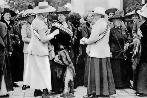 Frauen auf dem Weg zur ersten deutschen Demonstration für Frauenwahlrecht in München, 1912.