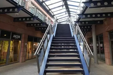 Die Treppe der Fußgängerpassage wird versetzt. Foto: LM