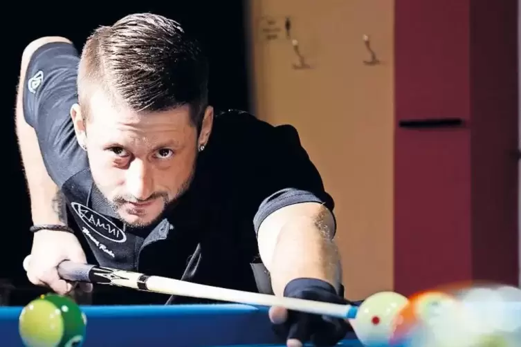 Manuel Radu ist der beste Billardspieler mit Handicap in Deutschland. Das hat ihm sogar schon Werbeverträge eingebracht.