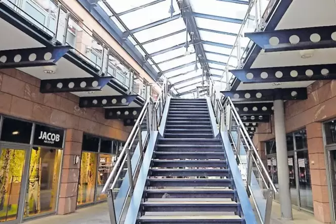 Die Treppe wird versetzt und eine Decke eingezogen. Die Treppe wird versetzt und eine Decke eingezogen.
