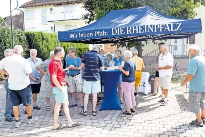 Gut besucht: Der RHEINPFALZ-Stand mit Sara Brunn und Christian Hamm, die alle Hände voll zu tun hatten.