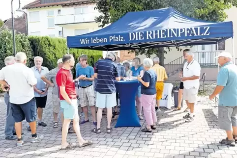 Gut besucht: Der RHEINPFALZ-Stand mit Sara Brunn und Christian Hamm, die alle Hände voll zu tun hatten.