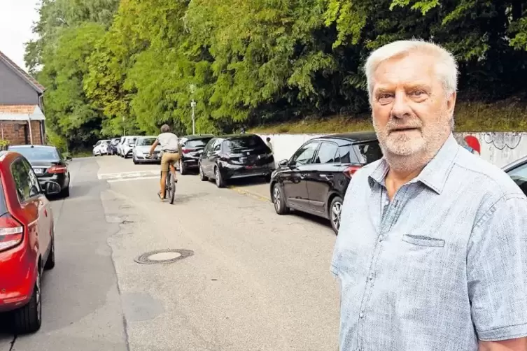 Dass die Bergstra&szlig;e als Durchgangsroute Richtung Stadtgebiet genutzt wird, ist Rainer Schmuel ein Dorn im Auge. Auch die Parksit