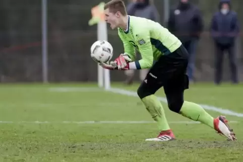 Muss viermal hinter sich greifen: FCK-U21-Torwart Lennart Grill. Foto: VIEW