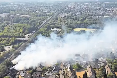 Bei dem Brand der Häuser in unmittelbarer Nähe der Bahnlinie wurden 32 Menschen verletzt.