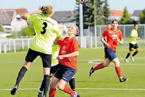 Eines der letzten Spiele in Minderslachen. In Rot links Ronja Stahl, rechts Kirsten Jung.