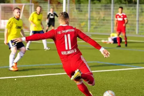TSC-Spieler Dennis Gerlinger (Nummer 11) nimmt Maß, das 3:0 ist in der 49. Minute unterwegs. Foto: Moschel