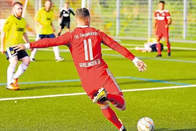 TSC-Spieler Dennis Gerlinger (Nummer 11) nimmt Maß, das 3:0 ist in der 49. Minute unterwegs. Rund 130 Zuschauer sahen gestern in TSC-Spieler Dennis Gerlinger (Nummer 11) nimmt Maß, das 3:0 ist in der 49. Minute unterwegs. Rund 130 Zuschauer sahen gestern in
