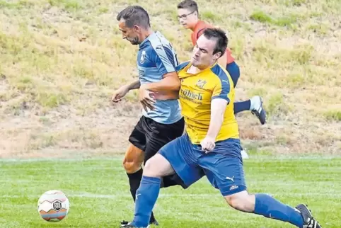 Dominic Keßler (links), hier gegen Bundenthals Philipp Seibel, holte den entscheidenden Elfer heraus.