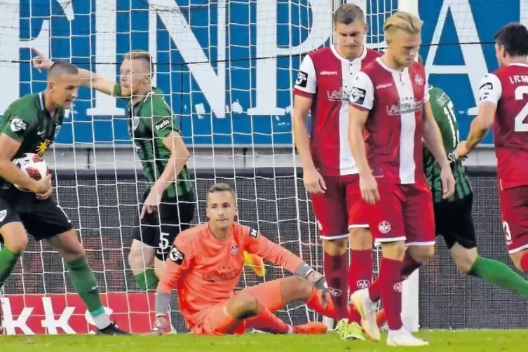Nach dem 1:1-Ausgleich: Die Münsteraner jubeln, die FCK-Spieler sind schockiert.