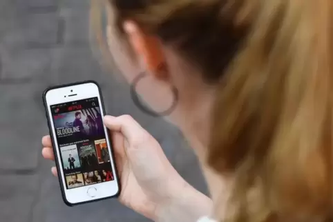 Für viele wichtig: der häufige Blick aufs Smartphone. Foto: dpa