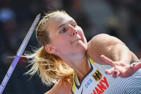 Christin Hussongs Arbeitsgerät blieb am Donnerstagmittag bei der Qualifikation im Berliner Olympiastadion erst nach 67,29 Meter 