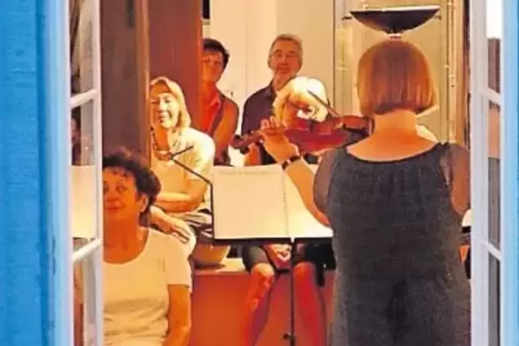 Die Kleine Nachtmusik im Schlosspalais hat auch vorm Fenster stets viele Zuh&ouml;rer.