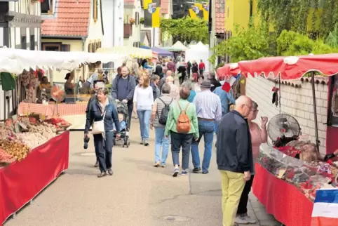 Große Auswahl: Zum Ingenheimer Wein- und Klingbachfest gehört ein Kunsthandwerker- und Bauernmarkt.