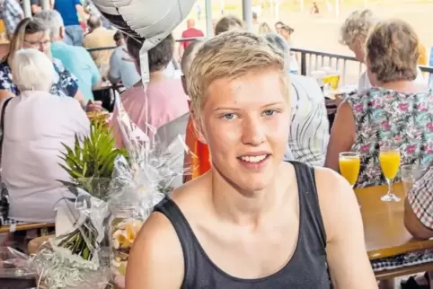 Nette Geste bei laufendem Trainingsbetrieb: Der TV Kindenheim und die Gemeinde gratulierten der U19-Nationalspielerin Pauline Kr