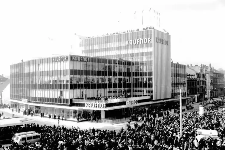 Am Eröffnungstag 1964 strömten die Menschen zu Tausenden in das neue Kaufhaus.  Foto: Archiv