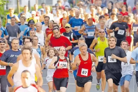 Schon zehn Jahre ist das her: Residenzfestlauf kurz nach dem Start auf der Neuen Allee.