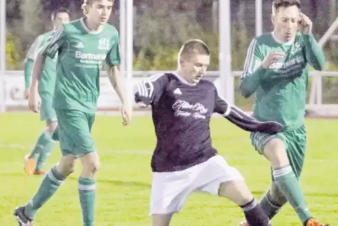 Adam Marciniak (schwarzes Trikot) soll den abgewanderten Torjäger Baris Uzun beim Aufsteiger TuS Maikammer ersetzen.