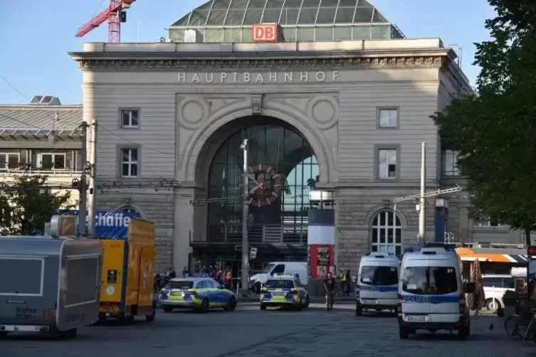 Die Polizei hat Teile des Hauptbahnhofes abgeriegelt. Foto: Priebe