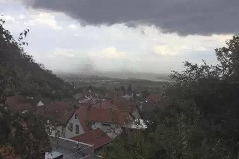 Auch von Neustadt aus war der Sandsturm in der Ebene zu sehen. Foto: wkr