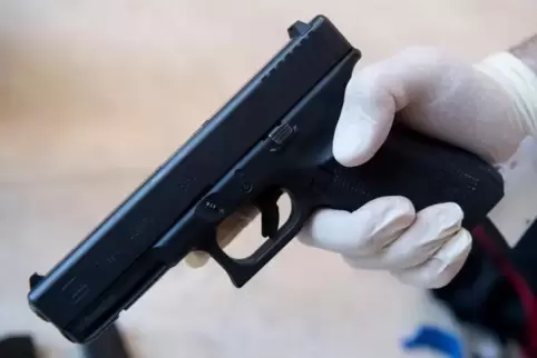 Mit einer Glock 17, gekauft im Dark Web, erschoss ein Jugendlicher in München 2016 neun Menschen. Symbolfoto: dpa 