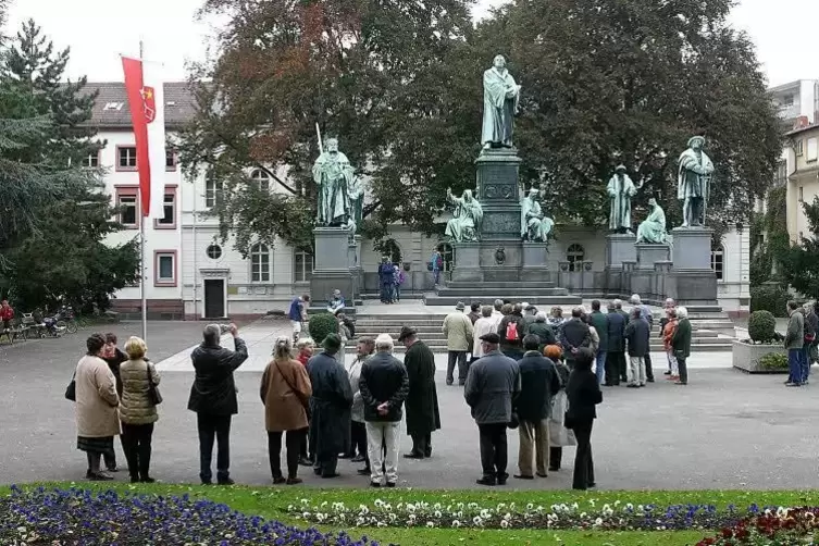 Der Lutherplatz am Wormser Lutherdenkmal soll Schauplatz der Tat gewesen sein, bei der ein 51-Jähriger am Mittwoch niedergestoch
