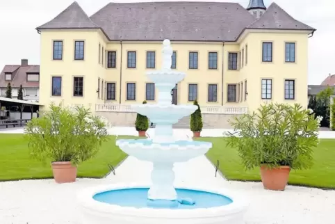 Bereit für Veranstaltungen und Gäste: das Hallbergsche Schloss mit dem dahinter liegenden Garten.