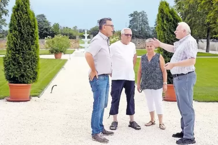 Im &bdquo;neuen&ldquo; Garten umgeschaut (von links): B&uuml;rgermeister Paul Poje, Rainer Dettling vom Verwaltungsrat der Kirchengemeinde, Rita 