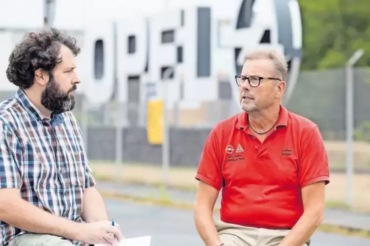 Donnerstagnachmittag vor dem Opel-Werkstor: Lothar Sorger im Gespräch mit RHEINPFALZ-Redakteur Benjamin Ginkel (kariertes Hemd).