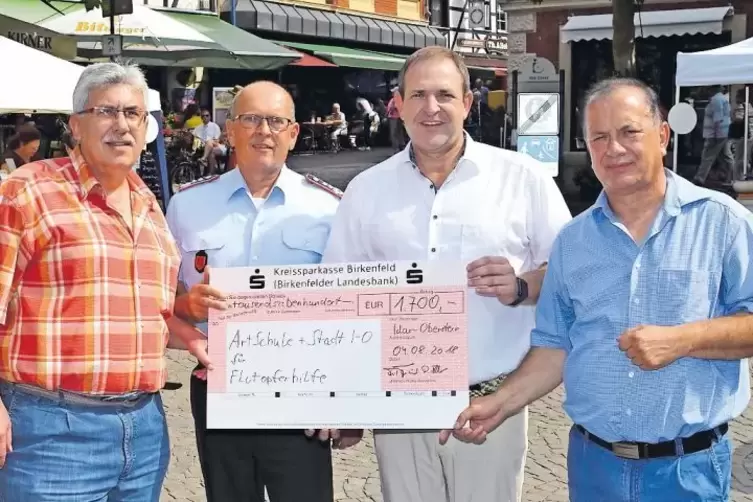 Eine der Spenden: (von links nach rechts) Herrsteins Verbandsbürgermeister Uwe Weber erhält einen Scheck von Oberst Dietmar Felb