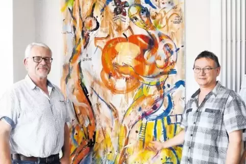 Stehen vor dem Werk, das die Künstler beim Kunstsommer 2016 gemeinsam gemalt haben: Ortsbürgermeister Peter Eberhard (links) und