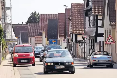 Noch ist die Rheinstraße befahrbar. Aber noch 2018 sollen die Bauarbeiten beginnen.