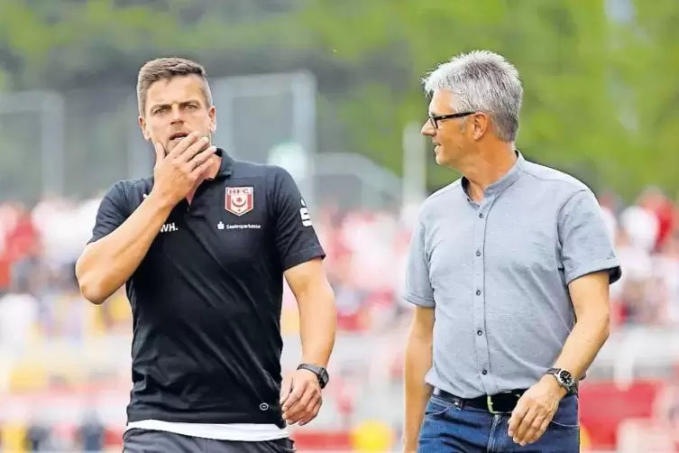 Erleichterung nach dem 3:0-Sieg im Derby in Jena. Halles Trainer Torsten Ziegner (links) und Sportdirektor Ralf Heskamp.