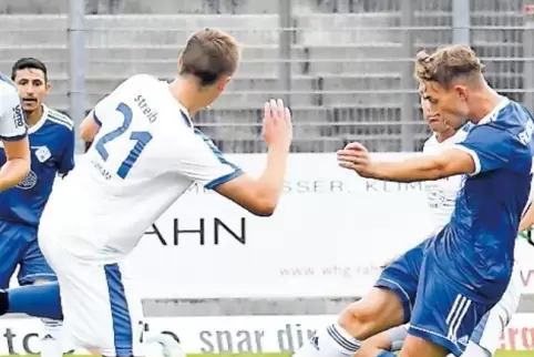 Der Anfang vom bitteren Zeiskamer Auftakterlebnis. Luca Eichhorn erzielt das 1:0 des FKP II.